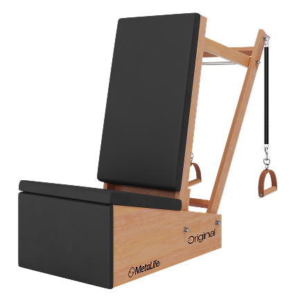 Arm Chair MetaLife Original em madeira, com estofado vertical e alças laterais para exercícios de fortalecimento e mobilidade.