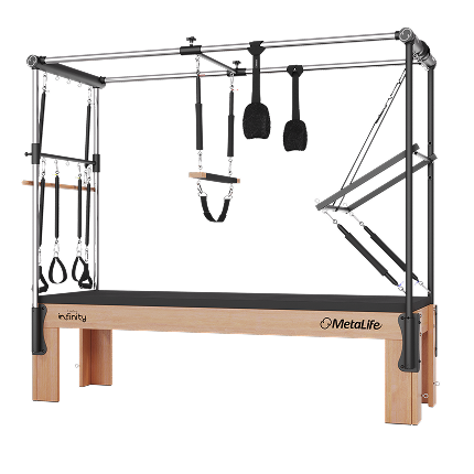 Cadillac Infinity MetaLife em madeira clara com estrutura metálica e acessórios completos para exercícios de Pilates.