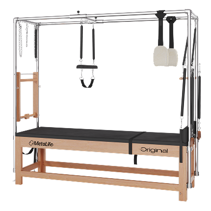 Cadillac Original MetaLife em madeira, com acessórios e estrutura completa para treinos de Pilates.