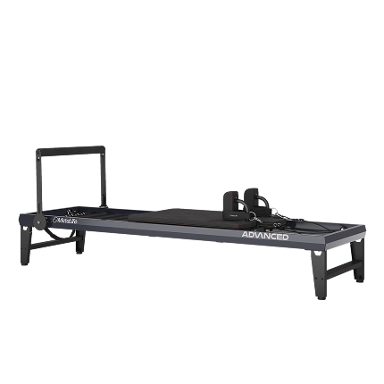 Reformer Advanced MetaLife em estrutura escura, com plataforma deslizante e torre frontal para treinos intensivos de Pilates.