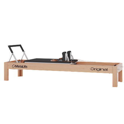 Reformer Original MetaLife em madeira clara, com sistema de molas e plataforma deslizante para exercícios de Pilates.