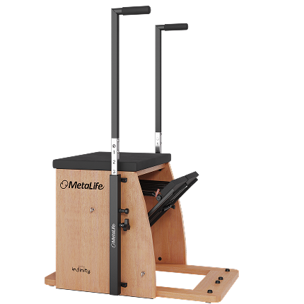 Step Chair Infinity MetaLife em madeira, com pedais independentes e alças verticais para exercícios de Pilates.