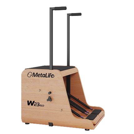 Step Chair W23eco MetaLife em madeira, com pedais articulados e alças verticais para exercícios de Pilates.