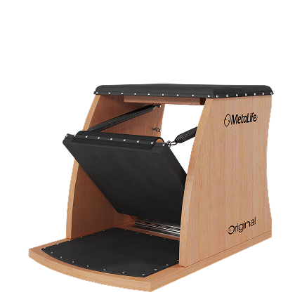 Wunda Chair MetaLife Original em madeira, com pedais articulados e plataforma estofada para treinos de força e estabilidade no Pilates.
